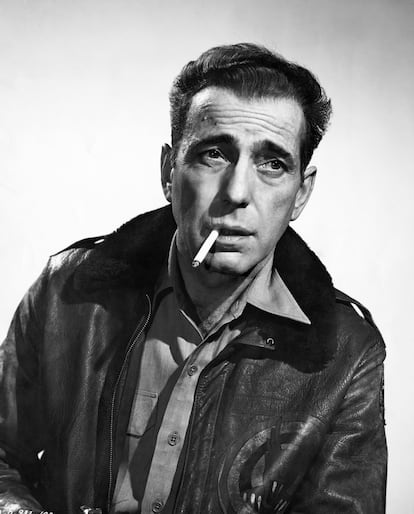 Humphrey Bogart siendo Humphrey Bogart: cicatriz, chaqueta de cuero y cigarro en la boca.