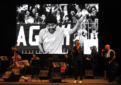 El 'Chino' Laborde canta en el homenaje a Diego Maradona