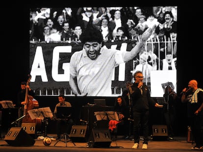 El 'Chino' Laborde canta en el homenaje a Diego Maradona realizado por el Festival de Tango de Buenos Aires