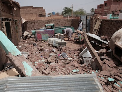 Un hombre en medio de los escombros de una casa semiderruida por los combates en Jartum, el 25 de abril de 2023.