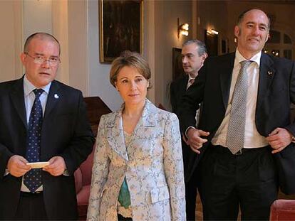 Juan Ignacio Pérez (izquierda), Bayo e Iñaki Goirizelaia, vicerector de Ordenación Académica.