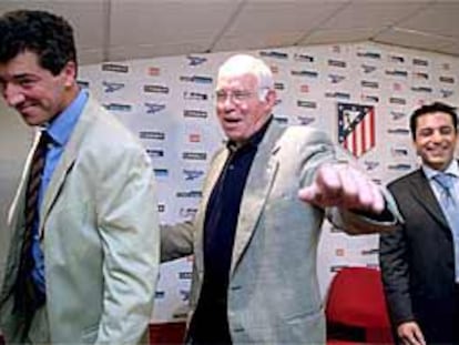 Miguel Ángel Gil, Luis Aragonés y Paulo Futre se despiden tras la presentación del técnico madrileño./
