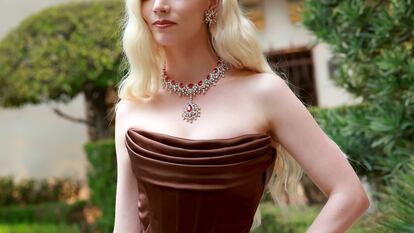 Detalle de las joyas que la actriz Anya Taylor-Joy lució en la presentación del 'Blue Book 2024: Tiffany Céleste', el 25 de abril de 2024 en Beverly Estate (Los Ángeles).
