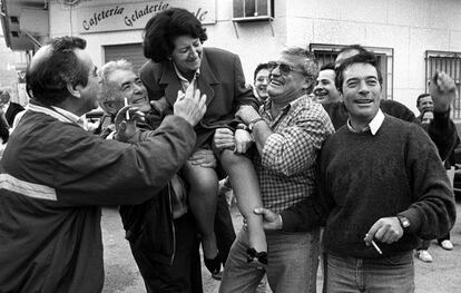 Juli López, que dió con el primer premio de la Lotería de Navidad de 1996, es llevada a hombros por los vecinos del pueblo de El Genovés, lugar a la que ella llevó el número premiado.