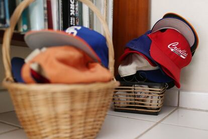 El autor de la crónica 'Peloteros' tiene una colección de gorros y pelotas en su despacho. "El beisbol es un buen instrumento para entender el ideario y la cultura de las Antillas", afirma.