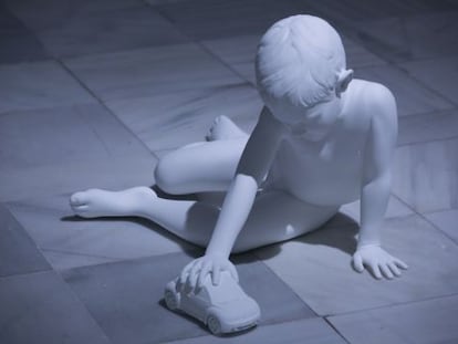 Exposición Formas Biográficas. `El nuevo escarabajo´de Charles Ray, en el Museo Centro de Arte Reina Sofía.