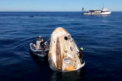 El equipo de recuperación llegó hasta la cápsula Dragon, en la que regresaron Williams, Wilmore, Hague y Gorbunov, minutos después de su amerizaje suave a las 22:57 en las aguas del Golfo de México, frente a la costa de Tallahassee, la capital del estado de Florida (EE UU).
