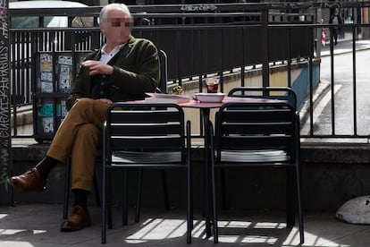 Un cliente en otra terraza de la plaza de Jacinto Benavente.