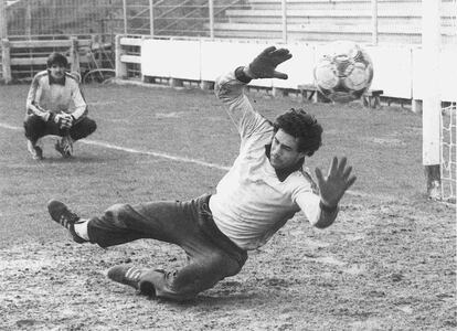 Zubizarreta, en un entrenamiento con el Alavés a finales de los setenta junto a Garmendia.