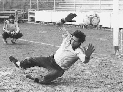 Zubizarreta, en un entrenamiento con el Alavés a finales de los setenta junto a Garmendia.