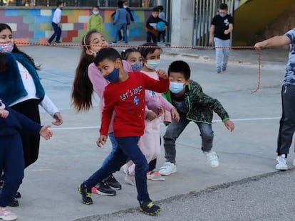 Niños juegan en el recreo en el colegio Aura de Terrassa.