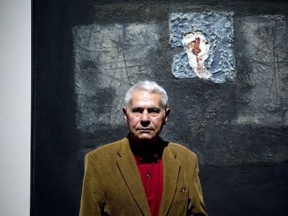 José Soler, conocido como Monjalés, ante una de sus obras, en la Fundación Chirivella-Soriano de Valencia, en 2014.