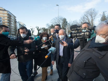 Los periodistas rodean al expresidente de la Confederación Hidrográfica Miño-Sil, Francisco Fernández Liñares, en Lugo antes de la primera sesión del juicio por cohecho.