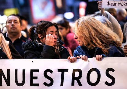 Una manifestante emocionada sostiene una pancarta durante la marcha por el centro de Valencia.