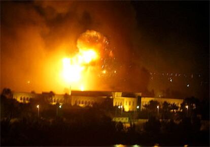 Una explosión alcanza uno de los palacios presidenciales de Sadam Husein en Bagdad.