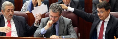 Antonio Beteta, consejero de Economía; Francisco Granados, de Presidencia, e Ignacio González, vicepresidente, en el pleno de la Asamblea.