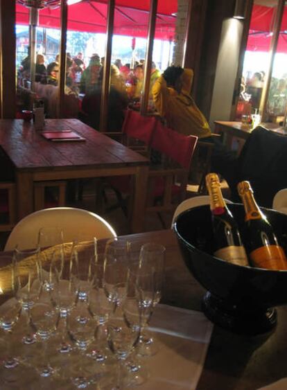 Burbujas preparadas para celebrar una buena jornada de esquí en Zérodix, bar lounge a pie de pistas de Crans Montana