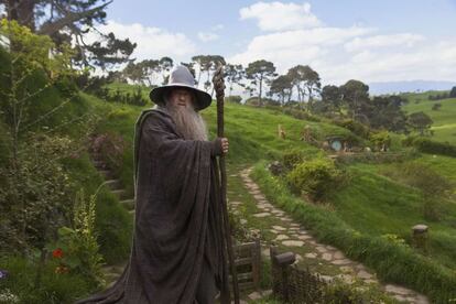 No estuvo en la presentación pero sí aparece de nuevo en esta segunda trilogía Ian McKellen, el actor que interpreta al mago Gandalf. La primera entrega de 'El hobbit' llegará a las salas a finales de diciembre. Para el segundo capítulo habrá que esperar un año más, mientras que el epílogo de la saga se estrenará en julio de 2014.