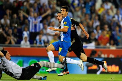 Higuaín marca el primer gol del Madrid ante el meta Cristian Álvarez y Javi López.