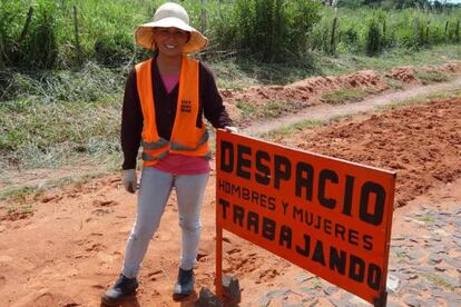 Luc&iacute;a Aquino Cuenca en el mantenimiento de la ruta en Caaguaz&uacute;, Paraguay.
 