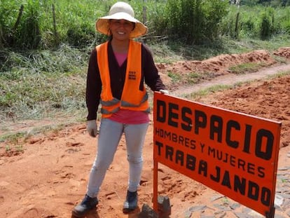 Lucía Aquino Cuenca en el mantenimiento de la ruta en Caaguazú, Paraguay.