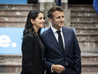 La líder de Ciudadanos, Inés Arrimadas, y el presidente de Francia, Enmanuel Macron, en Bruselas, en la reunión de los liberales europeos, este jueves.
