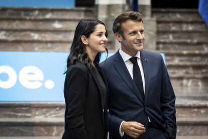 La líder de Ciudadanos, Inés Arrimadas, y el presidente de Francia, Enmanuel Macron, en Bruselas, en la reunión de los liberales europeos, este jueves.