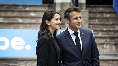 La líder de Ciudadanos, Inés Arrimadas, y el presidente de Francia, Enmanuel Macron, en Bruselas, en la reunión de los liberales europeos, este jueves.