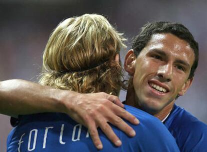 Forlán celebra un gol con el argentino Maxi Rodríguez