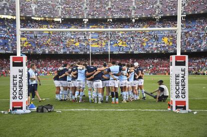 Els jugadors del Racing 92, sota la seva porteria, poc abans de l'inici de la final al Camp Nou.