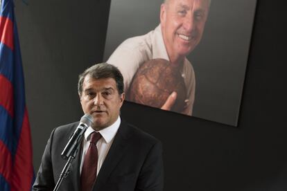 Joan Laporta, expresidente del Barcelona, comparece durante el memorial. 