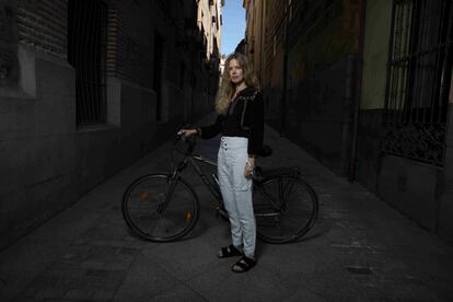 Christina Rosenvinge, con su bicicleta, en septiembre.