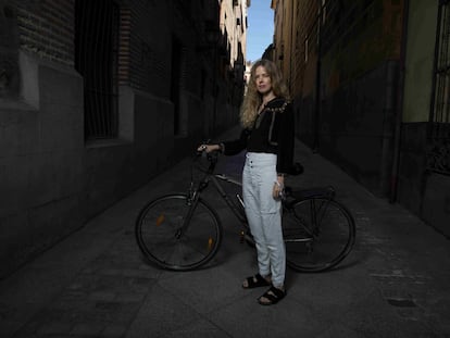Christina Rosenvinge, con su bicicleta, en septiembre.