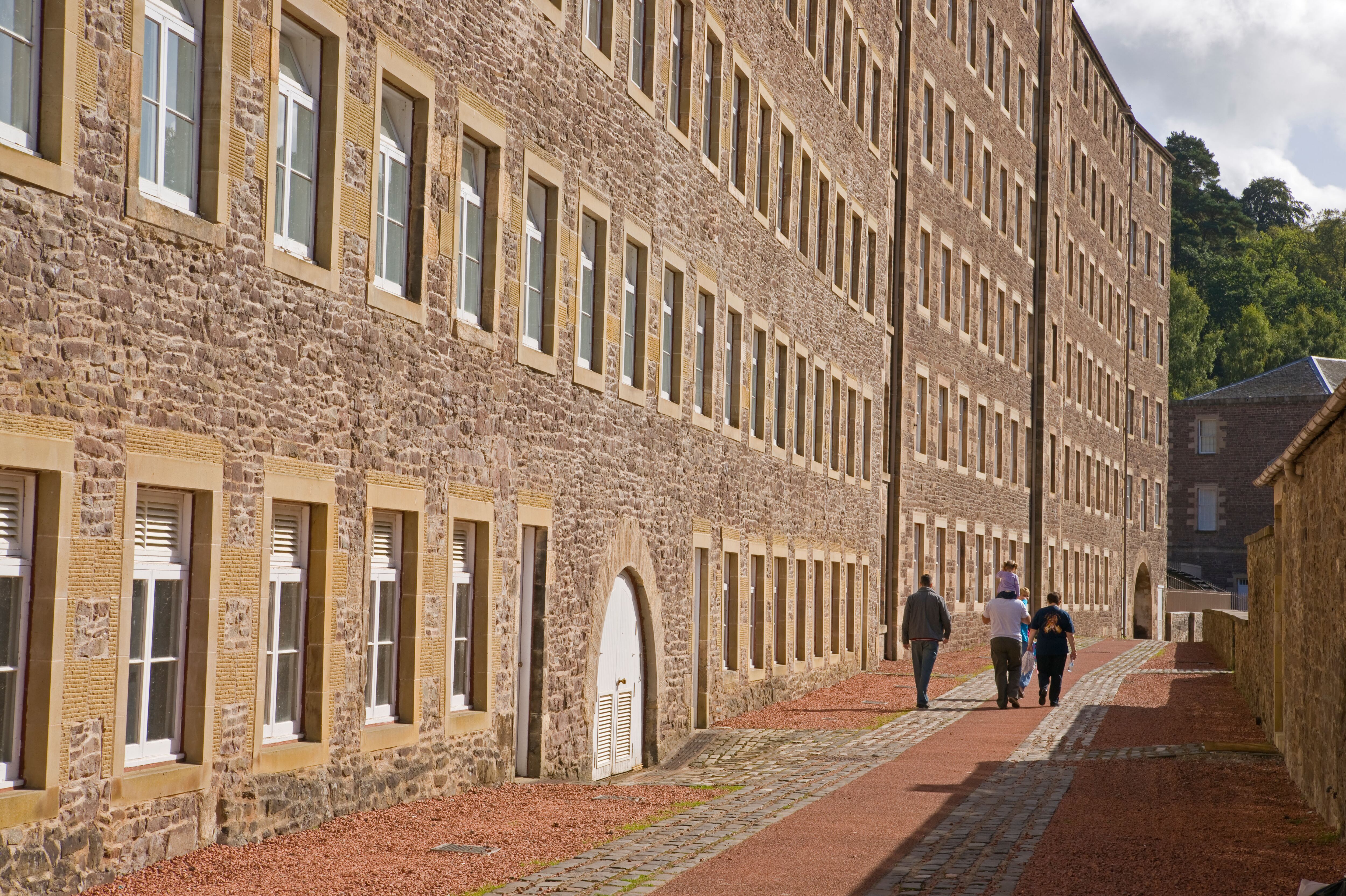 Visitantes en New Lanark, una antigua co­munidad industrial patrimonio mundial de la Unesco.