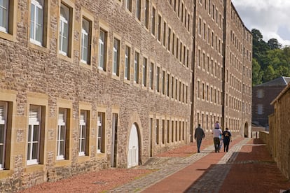 Visitantes en New Lanark, una antigua co­munidad industrial patrimonio mundial de la Unesco.