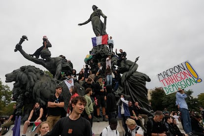 La estatua de Marianne, símbolo de la República Francesa, durante la protesta contra el presidente francés, Emmanuel Macron, este sábado en París.  