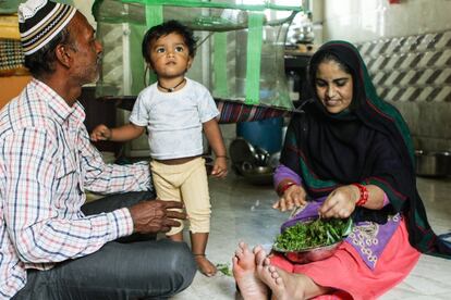 Shabala Shaik vive con su marido y su hijo en la barriada de Bainganwadi. Apenas sale desde que fue diagnosticada con lepra por el estigma que conlleva. Su familia no sabe su estado de salud.