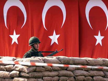 Un soldado turco vigila la entrada a un campamento en el puesto fronterizo de Habur con Irak.