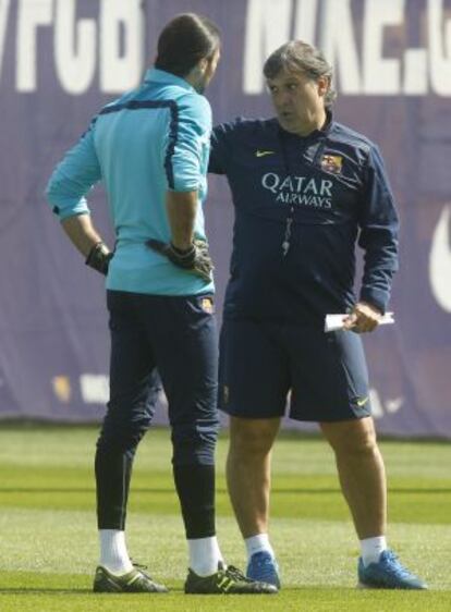 Martino conversa con Pinto en el entrenamiento de ayer.