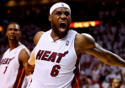 LeBron celebra una canasta ante Indiana.