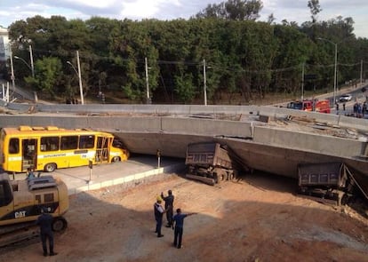 Os veículos presos sob o viaduto.