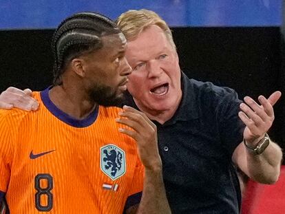 Netherlands' head coach Ronald Koeman gives instructions to Georginio Wijnaldum of the Netherlands during a Group D match between the Netherlands and France at the Euro 2024 soccer tournament in Leipzig, Germany, Friday, June 21, 2024. (AP Photo/Ariel Schalit)

Associated Press/LaPresse