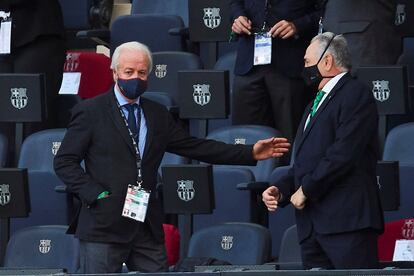 Carlos Tusquets y el presidente del Betis, Rafael Gordillo, en el último partido del Barcelona en el Camp Nou.