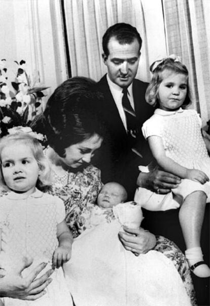 Los Reyes y las Infantas, el día de la presentación del Príncipe, que nació en la clínica Loreto el 30 de enero de 1968.