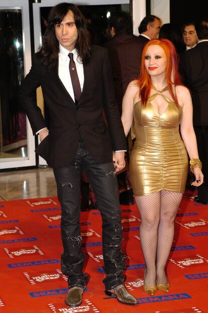 Alaska siempre ha tenido un sello muy personal en cuanto a su vestuario se refiere, donde los vestidos ajustados nunca faltan. En la imagen, la cantante con su marido Mario Vaquerizo en los Goya de 2005.