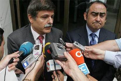 M. Rodríguez de Castro (derecha), y su abogado, J. A. Bosch, ayer, a la salida del juzgado de Cádiz.