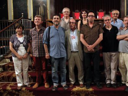 Los miembros de Escola Valenciana, las universidades públicas y la AVL durante el acto institucional de rechazo al decreto de plurilingüismo.