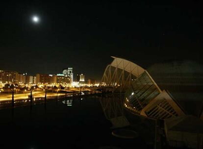 La Ciudad de Las Artes y Las Ciencias de Valencia siguió la convocatoria del apagón entre las 19.55 y las 20.00 horas promovida por la Alianza por el Planeta para luchar contra el cambio climático.