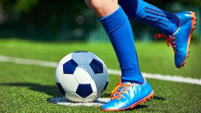 Botas con suelas que incorporan multitacos para jugar al fútbol en todo tipo de suelos. GETTY IMAGES.