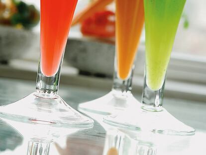 Cóctel revitalizante, zumo de naranja sanguina con zanahoria y licuado de brécol crudo, uvas y melón.
